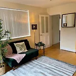 Mapesbury Dell Apartment